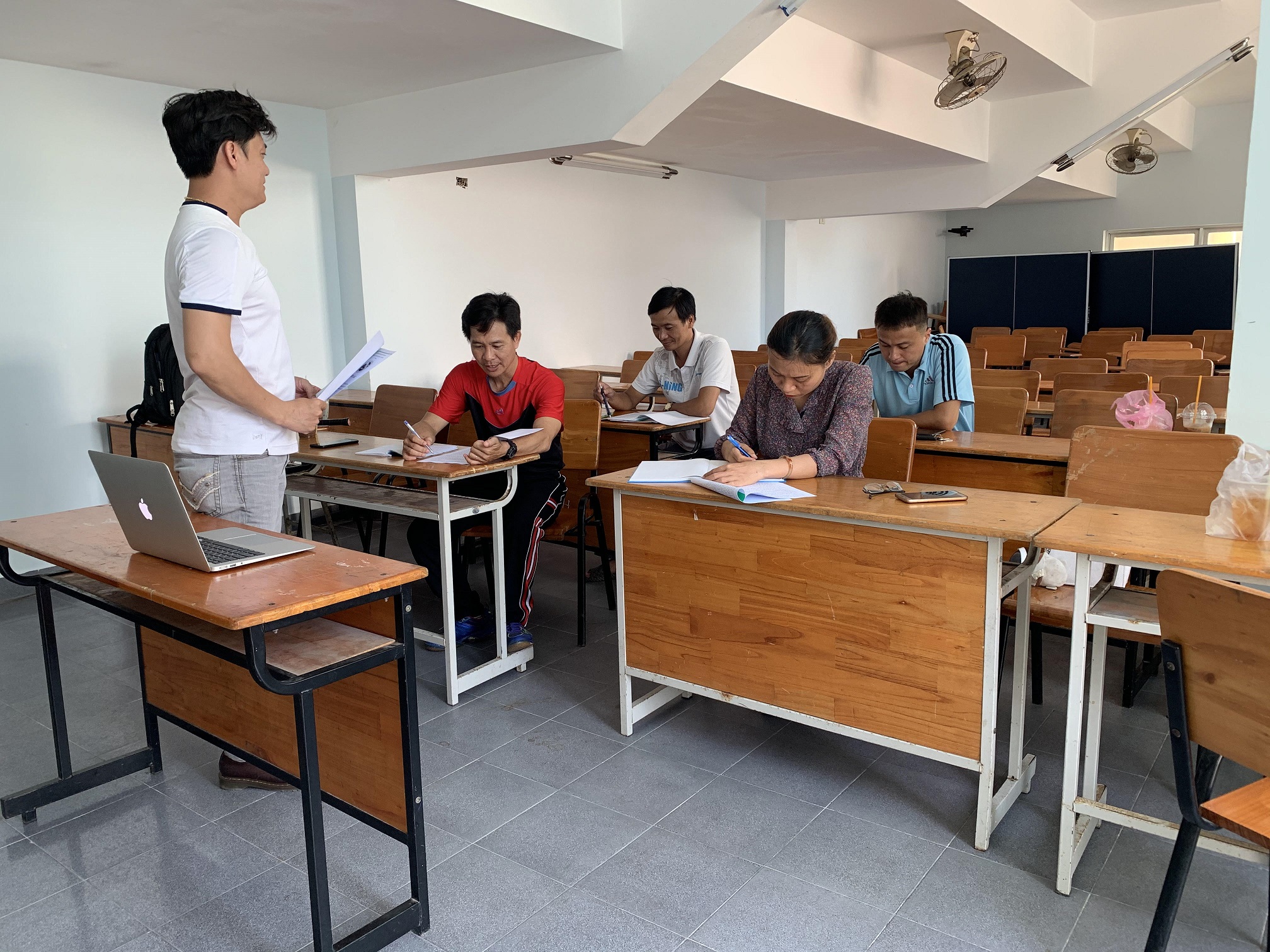 Thầy Lưu Phan Xuân Hoàng báo cáo Seminar trước tổ chuyên môn